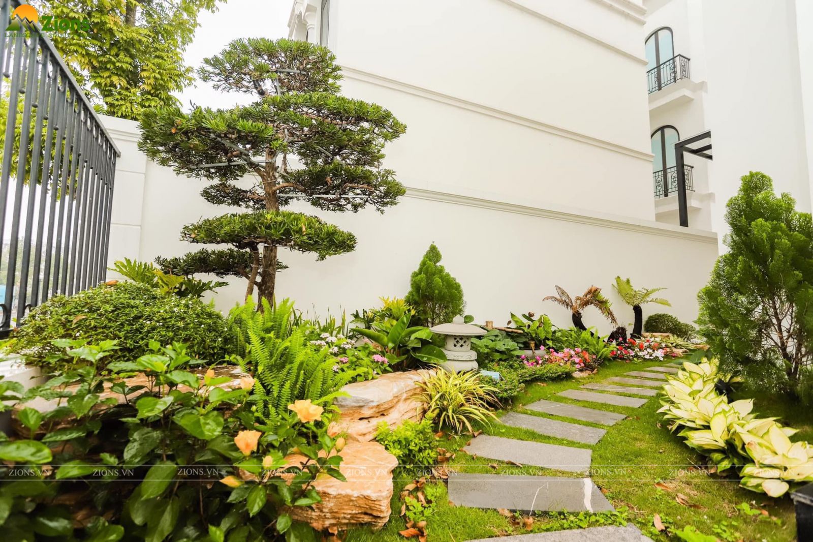 Đường bước dạo tại sân vườn biệt thự vinhomes